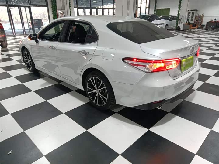 Фото 5 - Toyota Camry