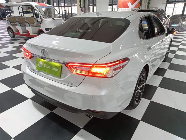 Фото 7 - Toyota Camry