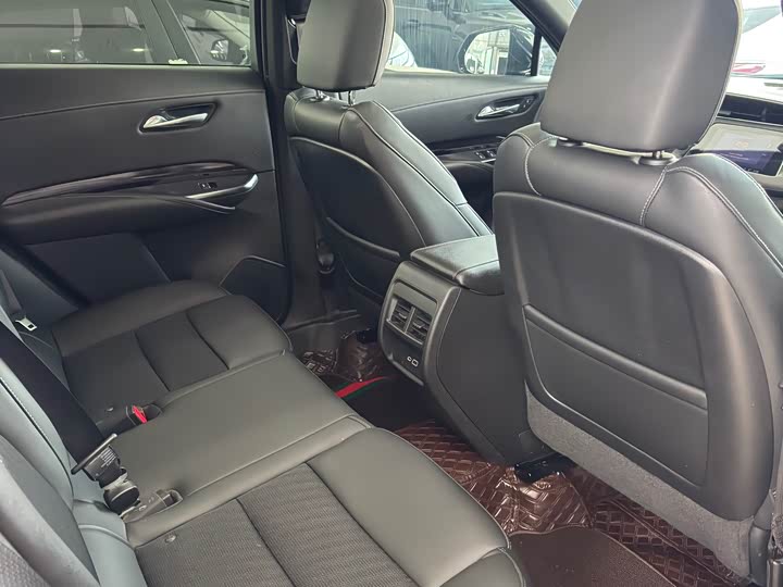 Фото 10 - Cadillac XT4