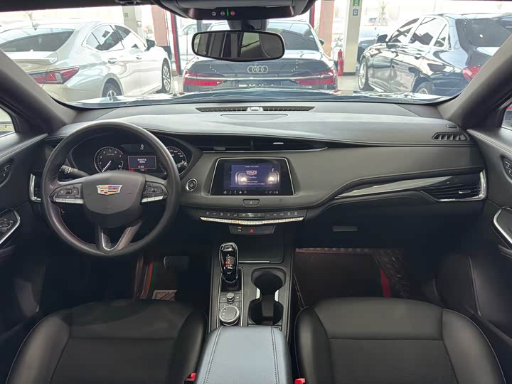 Фото 11 - Cadillac XT4