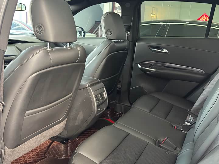 Фото 8 - Cadillac XT4