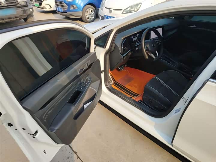 Фото 16 - Volkswagen Golf