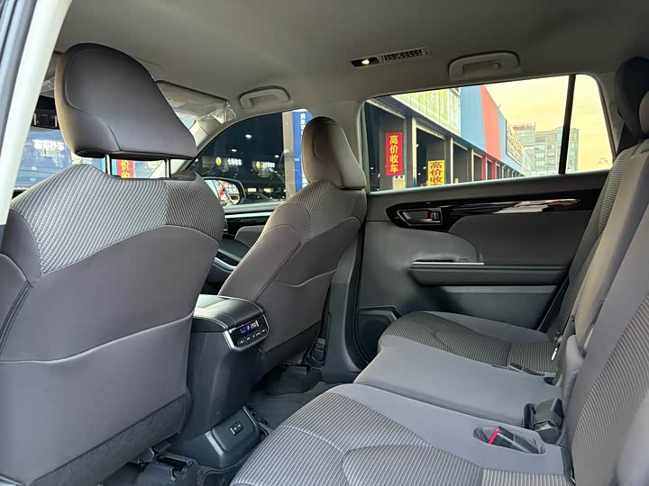 Фото 13 - Toyota Highlander