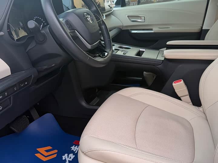 Фото 10 - Toyota Sienna