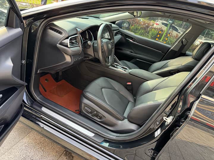 Фото 6 - Toyota Camry