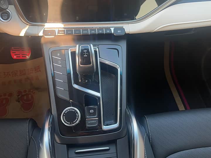 Фото 13 - Geely Atlas