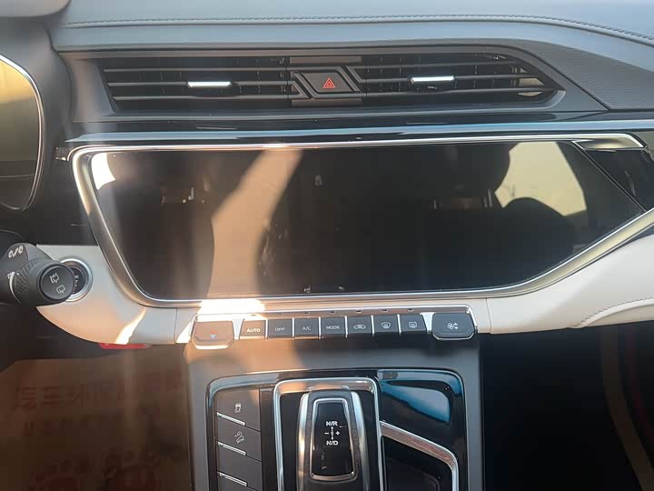 Фото 14 - Geely Atlas