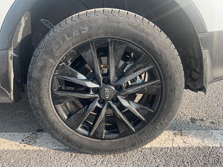 Фото 15 - Geely Atlas