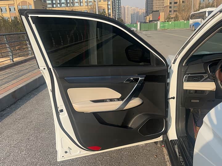 Фото 16 - Geely Atlas