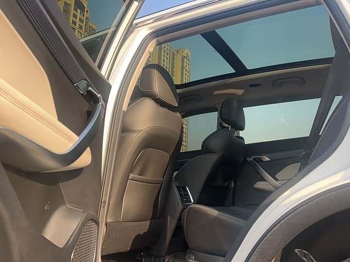 Фото 17 - Geely Atlas