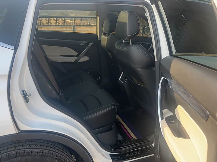 Фото 21 - Geely Atlas