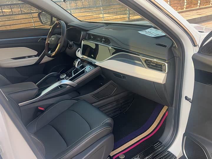 Фото 22 - Geely Atlas