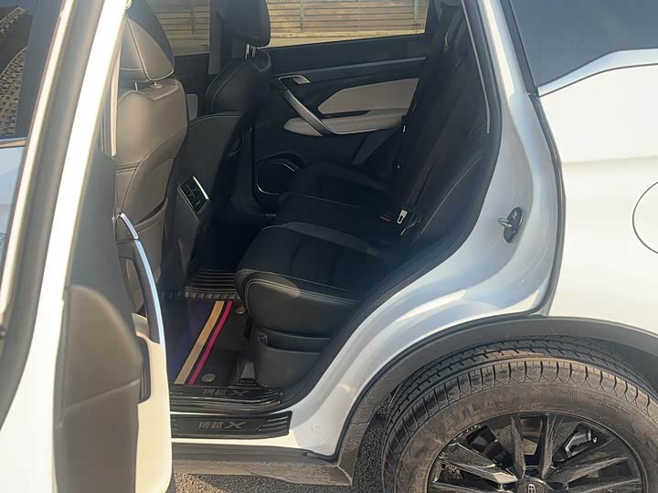 Фото 8 - Geely Atlas