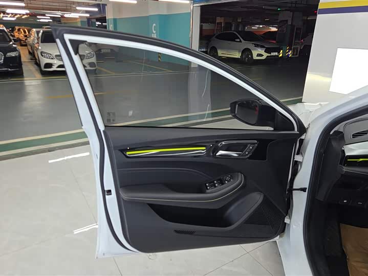 Фото 7 - Roewe i5