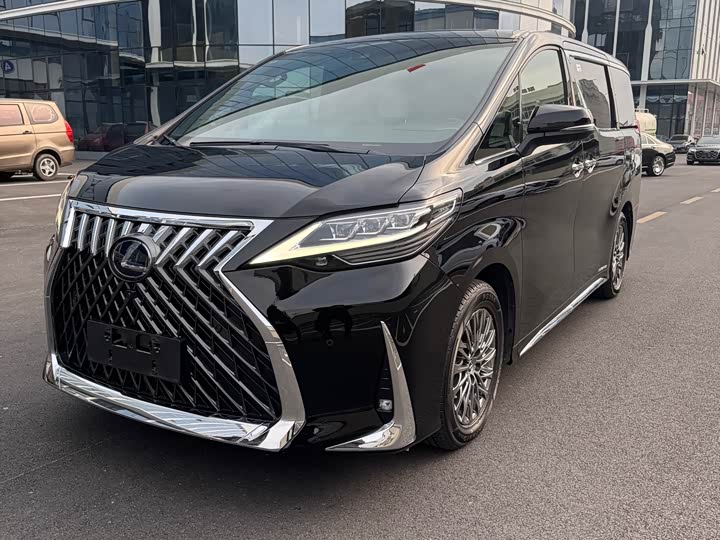 Фото 1 - Lexus LM