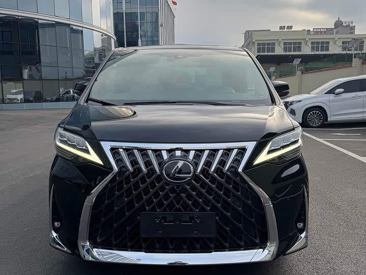 Фото 2 - Lexus LM