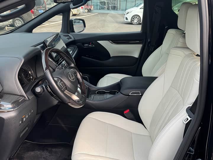 Фото 4 - Lexus LM