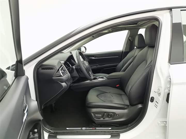 Фото 10 - Toyota Camry