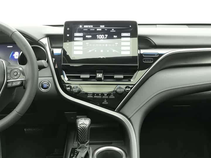 Фото 12 - Toyota Camry