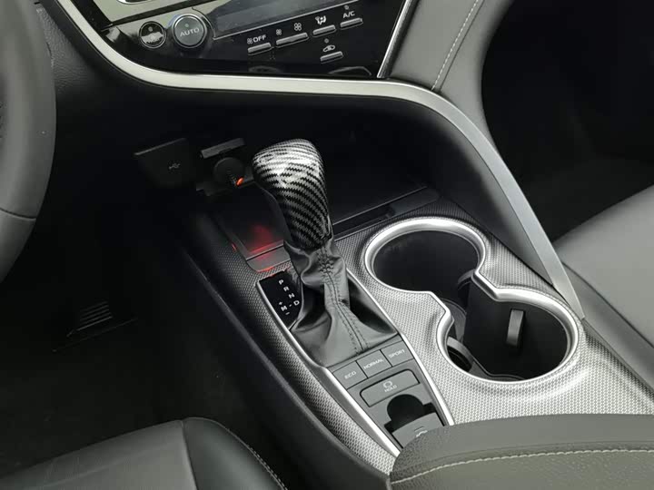 Фото 13 - Toyota Camry