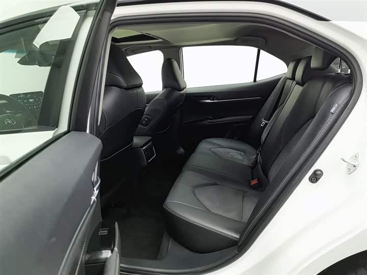 Фото 15 - Toyota Camry