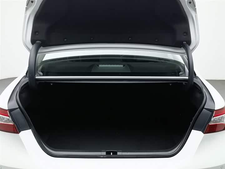 Фото 16 - Toyota Camry