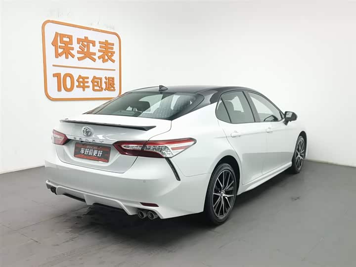 Фото 2 - Toyota Camry