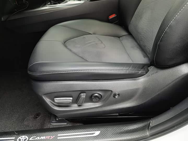 Фото 20 - Toyota Camry