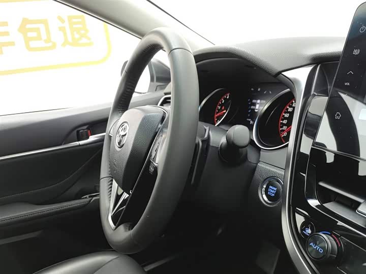 Фото 22 - Toyota Camry