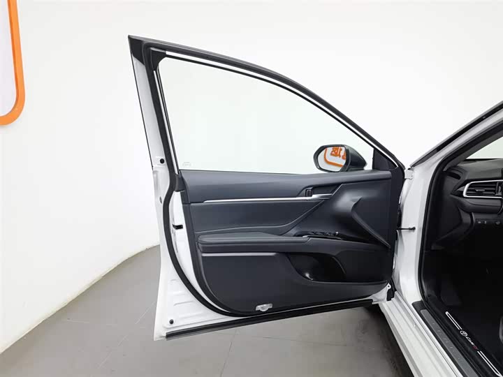 Фото 8 - Toyota Camry