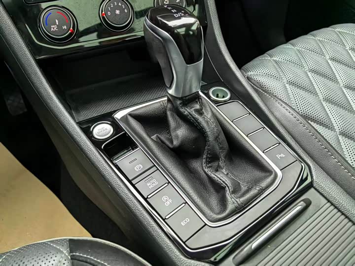 Фото 18 - Volkswagen Sagitar L