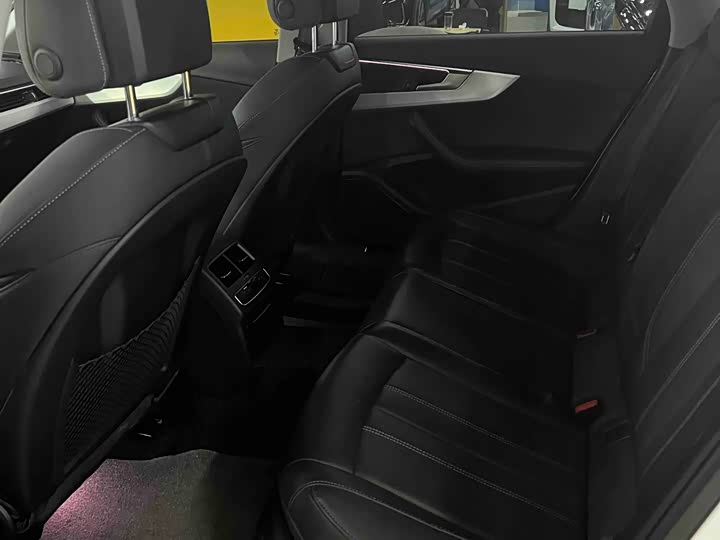 Фото 5 - Audi A4L