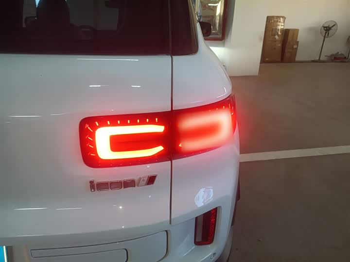 Фото 8 - Geely Icon