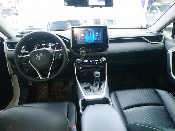 Фото 10 - Toyota RAV4