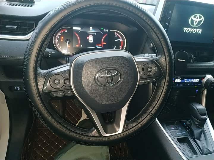 Фото 11 - Toyota RAV4