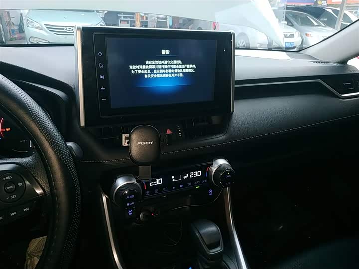 Фото 13 - Toyota RAV4