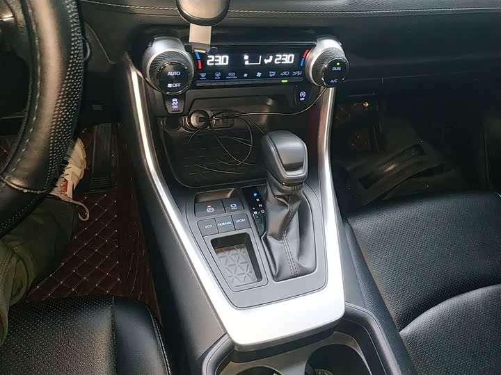 Фото 14 - Toyota RAV4