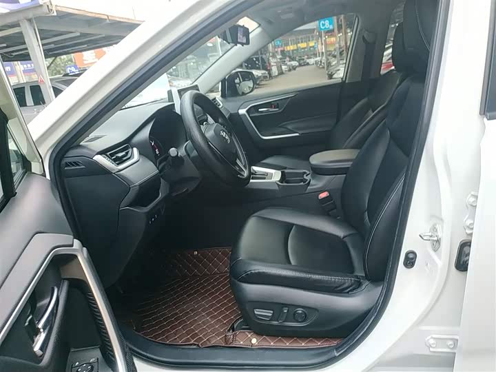 Фото 15 - Toyota RAV4