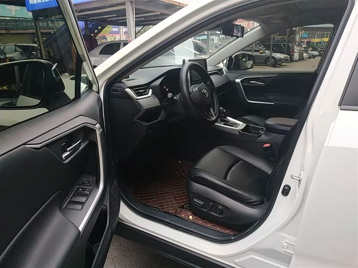 Фото 16 - Toyota RAV4