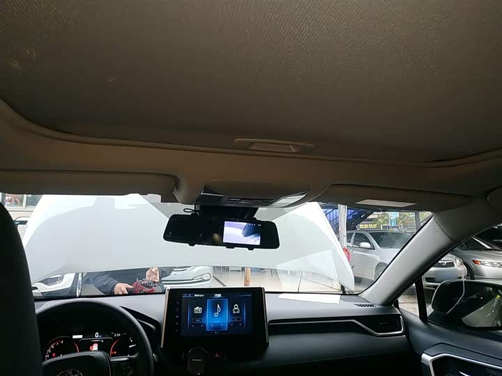 Фото 18 - Toyota RAV4