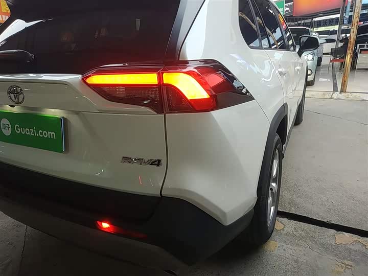 Фото 8 - Toyota RAV4