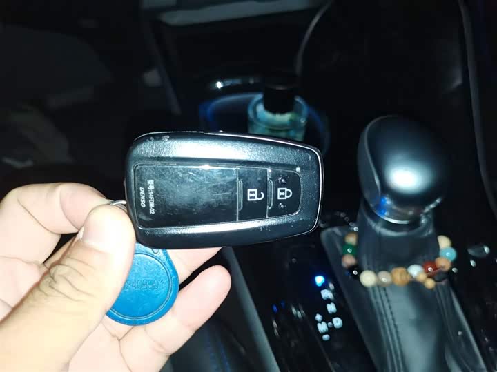 Фото 12 - Toyota C-HR