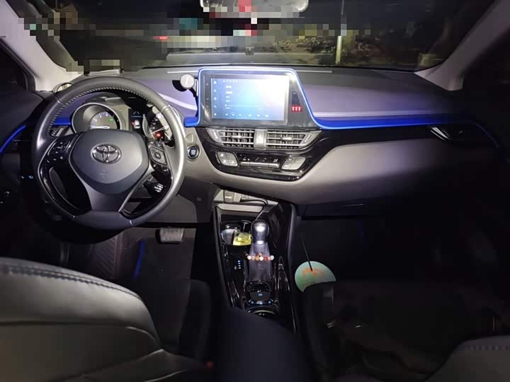 Фото 13 - Toyota C-HR