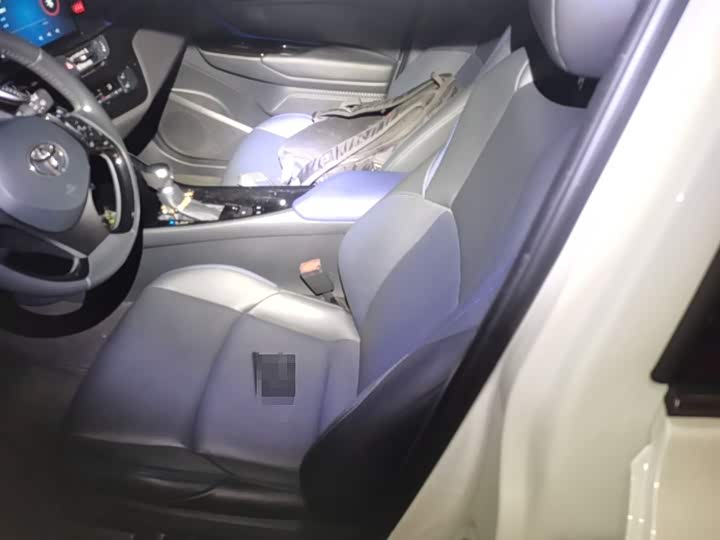 Фото 14 - Toyota C-HR