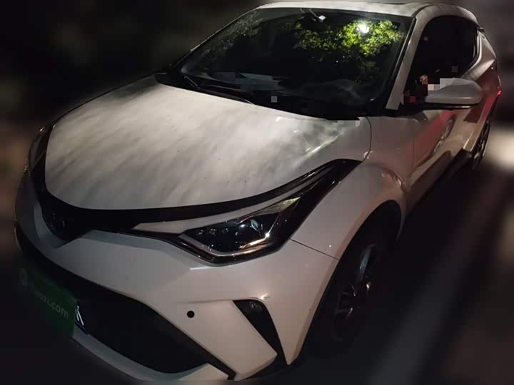 Фото 2 - Toyota C-HR