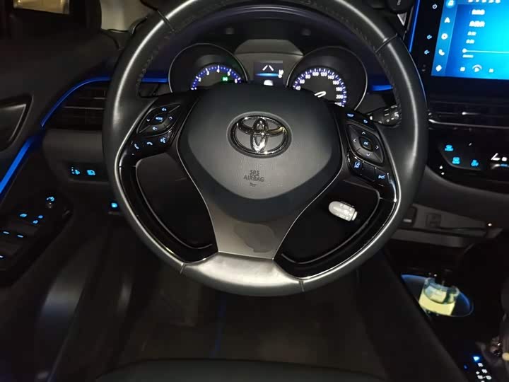 Фото 3 - Toyota C-HR