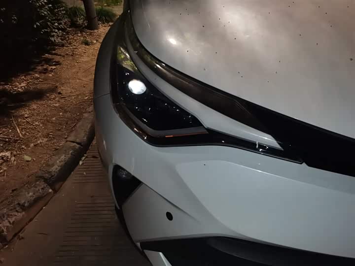 Фото 30 - Toyota C-HR