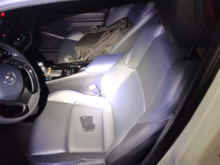 Фото 8 - Toyota C-HR