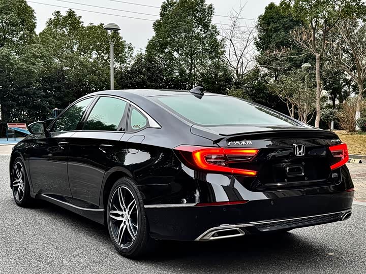 Фото 18 - Honda Accord