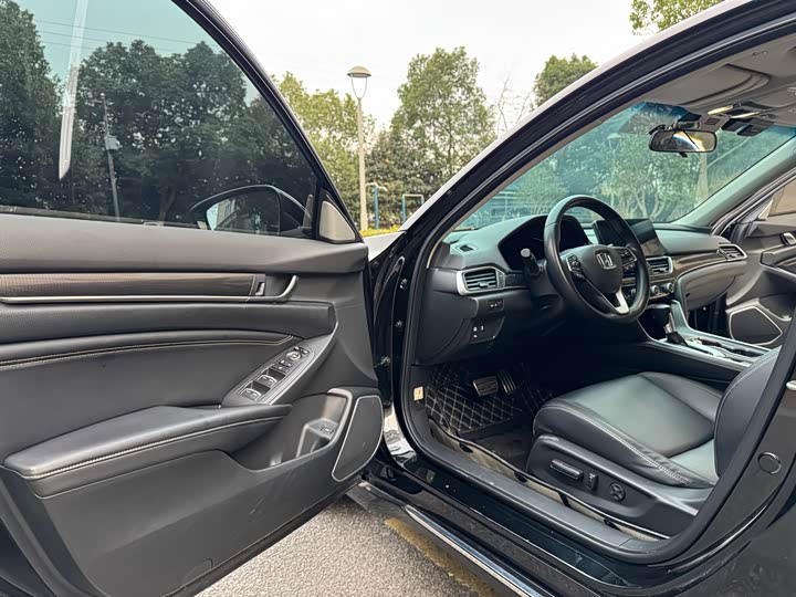 Фото 4 - Honda Accord